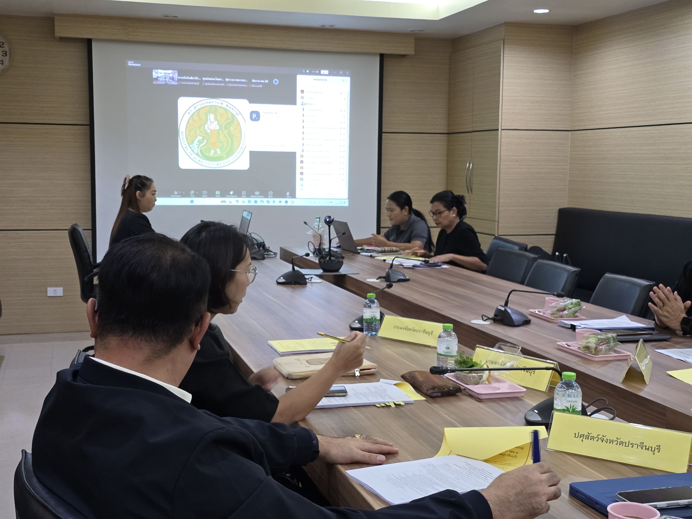 title - วันที่ 12 มีนาคม 2569 เวลา 09.00 น. นายวิทูล ประดิษฐบุญ ปฏิรูปที่ดินจังหวัดปราจีนบุรี  พร้อมด้วย นางสาวปาริชาติ ศรีปราชญ์ ผู้อำนวยการกลุ่มยุทธศาสตร์และการปฏิรูปที่ดิน  เข้าร่วมประชุม การตรวจติดตามการดำเนินงานตามแผนการตรวจราชการฯ ประจำปีงบประมาณ พ.ศ.2569  (รอบที่1)